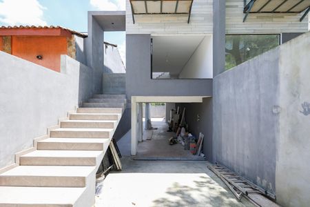 Casa de condomínio à venda com 175m², 3 quartos e 4 vagas Casa de condomínio à venda com 175m², 3 quartos e 4 vagasFachada