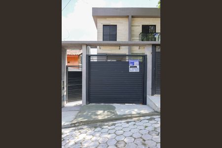 Casa de condomínio à venda com 175m², 3 quartos e 4 vagas Casa de condomínio à venda com 175m², 3 quartos e 4 vagasFachada