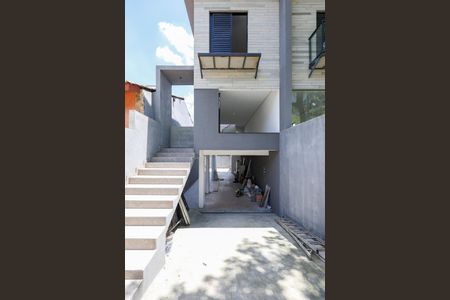 Casa de condomínio à venda com 175m², 3 quartos e 4 vagas Casa de condomínio à venda com 175m², 3 quartos e 4 vagasFachada