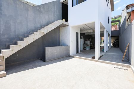 Casa de condomínio à venda com 175m², 3 quartos e 4 vagas Casa de condomínio à venda com 175m², 3 quartos e 4 vagasÁrea externa