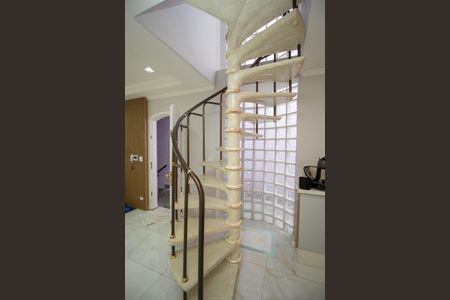 Casa de condomínio para alugar com 150m², 3 quartos e 1 vaga Casa de condomínio para alugar com 150m², 3 quartos e 1 vagaEscada