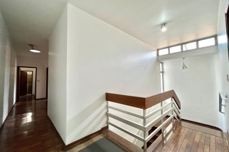 Casa à venda com 410m², 5 quartos e 3 vagasEscada