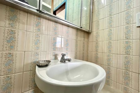 Casa à venda com 410m², 5 quartos e 3 vagasBanheiro da Suíte 2