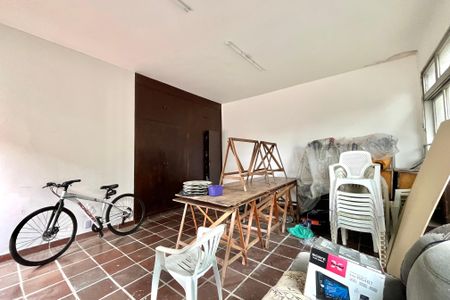 Casa à venda com 410m², 5 quartos e 3 vagasFundos