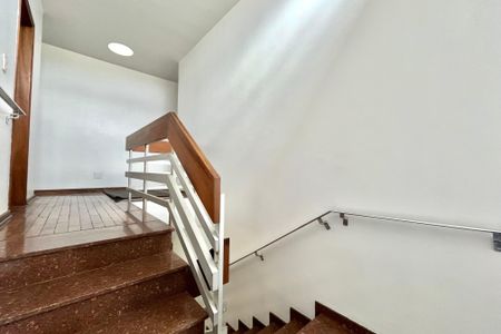 Casa à venda com 410m², 5 quartos e 3 vagasEscada