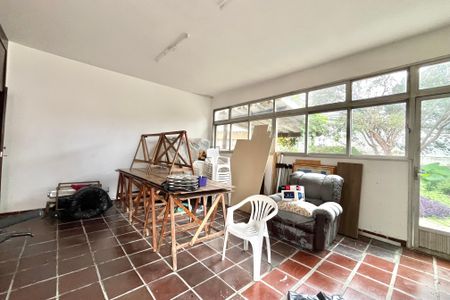 Casa à venda com 410m², 5 quartos e 3 vagasFundos