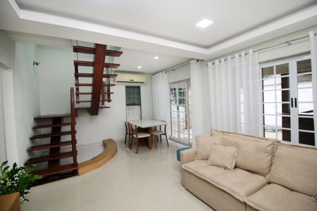 Sala de casa para alugar com 4 quartos, 360m² em Pavuna, Rio de Janeiro