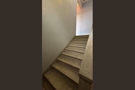 Casa à venda com 175m², 2 quartos e 2 vagasEscada