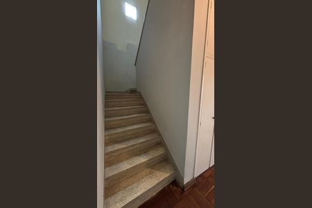 Casa à venda com 175m², 2 quartos e 2 vagasEscada