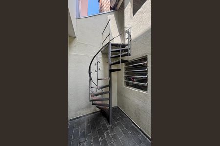 Casa à venda com 175m², 2 quartos e 2 vagasEscada