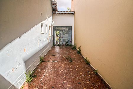 Casa para alugar com 224m², 3 quartos e 4 vagas Casa para alugar com 224m², 3 quartos e 4 vagascorredor lateral e garagem_3