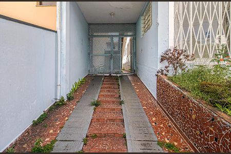 Casa para alugar com 224m², 3 quartos e 4 vagas Casa para alugar com 224m², 3 quartos e 4 vagascorredor lateral e garagem_1