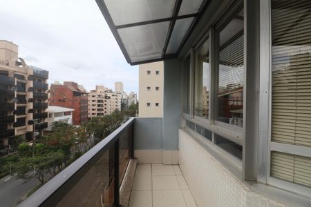 Apartamento para alugar com 146m², 3 quartos e 4 vagas Apartamento para alugar com 146m², 3 quartos e 4 vagasVaranda