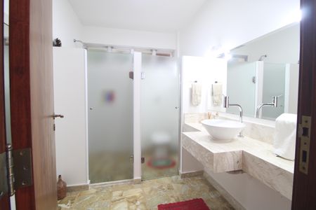 Casa à venda com 399m², 3 quartos e 4 vagasBanheiros da piscina