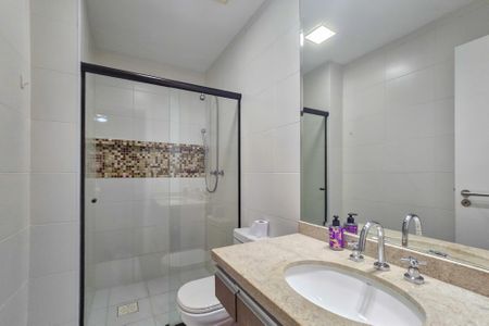 Apartamento para alugar com 123m², 2 quartos e 2 vagas Apartamento para alugar com 123m², 2 quartos e 2 vagasBanheiro da suíte