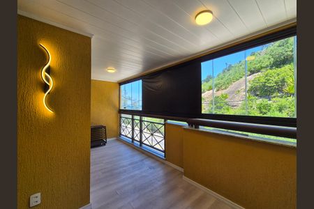 Apartamento à venda com 81m², 2 quartos e 2 vagasVaranda 