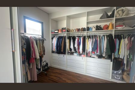 Casa de condomínio à venda com 343m², 4 quartos e 6 vagas Casa de condomínio à venda com 343m², 4 quartos e 6 vagasCloset da suíte 4