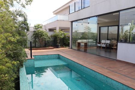 Casa de condomínio à venda com 343m², 4 quartos e 6 vagas Casa de condomínio à venda com 343m², 4 quartos e 6 vagasPiscina