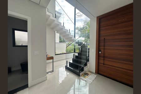 Casa de condomínio à venda com 343m², 4 quartos e 6 vagas Casa de condomínio à venda com 343m², 4 quartos e 6 vagasHall de entrada