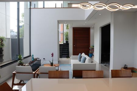 Casa de condomínio à venda com 343m², 4 quartos e 6 vagas Casa de condomínio à venda com 343m², 4 quartos e 6 vagasSala