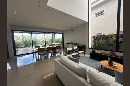 Casa de condomínio à venda com 343m², 4 quartos e 6 vagas Casa de condomínio à venda com 343m², 4 quartos e 6 vagasSala