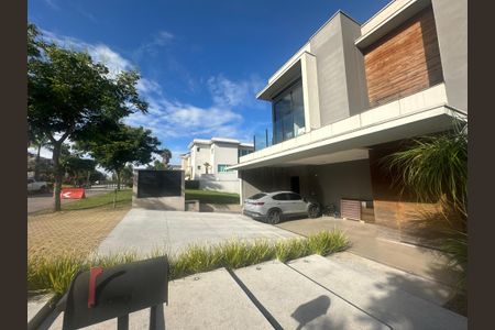 Casa de condomínio à venda com 343m², 4 quartos e 6 vagas Casa de condomínio à venda com 343m², 4 quartos e 6 vagasFachada