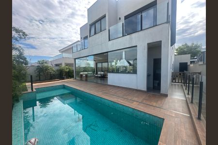 Casa de condomínio à venda com 343m², 4 quartos e 6 vagas Casa de condomínio à venda com 343m², 4 quartos e 6 vagasPiscina