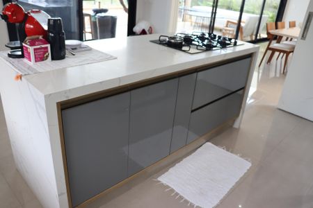 Casa de condomínio à venda com 343m², 4 quartos e 6 vagas Casa de condomínio à venda com 343m², 4 quartos e 6 vagasCozinha