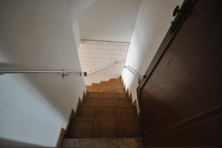 Casa à venda com 286m², 3 quartos e 5 vagasEscada de acesso à garagem