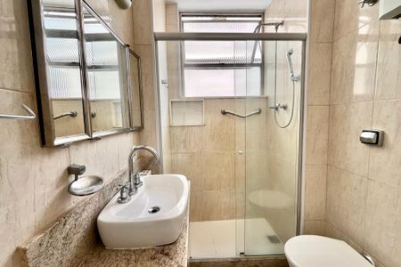 Apartamento para alugar com 85m², 2 quartos e 1 vaga Apartamento para alugar com 85m², 2 quartos e 1 vagaBanheiro social