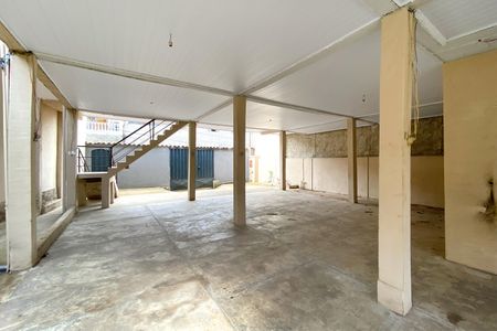 Casa à venda com 410m², 3 quartos e 5 vagas Casa à venda com 410m², 3 quartos e 5 vagasGaragem