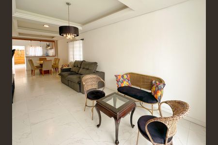 Casa para alugar com 200m², 4 quartos e 2 vagasSala