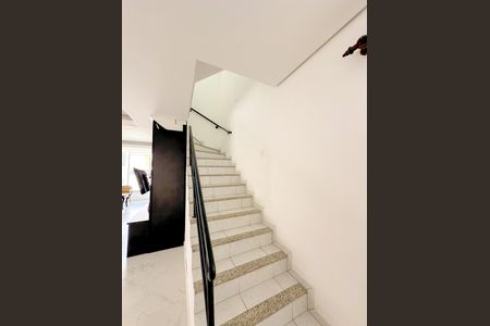 Casa para alugar com 200m², 4 quartos e 2 vagasEscada