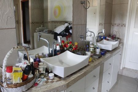 Casa de condomínio à venda com 200m², 3 quartos e 5 vagasBanheiro da Suíte 1