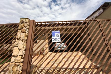 Casa à venda com 400m², 3 quartos e 4 vagasPLACA INSTALADA NA FACHADA