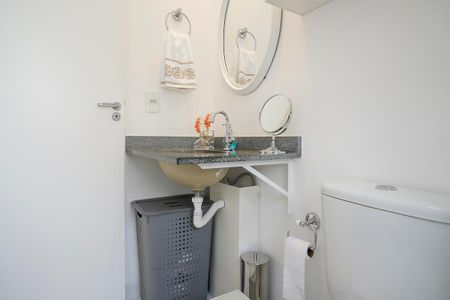 Apartamento à venda com 64m², 2 quartos e 2 vagasBanheiro da suíte