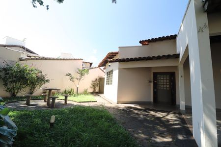 Casa para alugar com 209m², 4 quartos e 4 vagasFachada