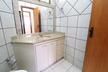 Casa para alugar com 209m², 4 quartos e 4 vagasBanheiro Social