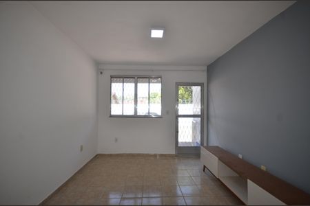 Sala de casa para alugar com 2 quartos, 55m² em Praça Seca, Rio de Janeiro