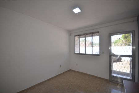 Sala de casa para alugar com 2 quartos, 55m² em Praça Seca, Rio de Janeiro