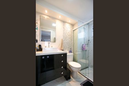 Apartamento à venda com 75m², 2 quartos e 1 vaga Apartamento à venda com 75m², 2 quartos e 1 vagaBanheiro da suíte