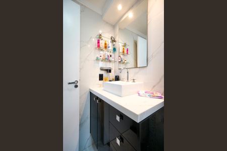 Apartamento à venda com 75m², 2 quartos e 1 vaga Apartamento à venda com 75m², 2 quartos e 1 vagaBanheiro da suíte