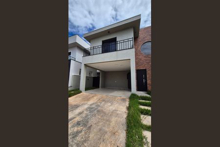 Casa de condomínio à venda com 260m², 3 quartos e 4 vagas Casa de condomínio à venda com 260m², 3 quartos e 4 vagasFachada