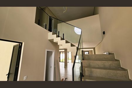 Casa de condomínio à venda com 260m², 3 quartos e 4 vagas Casa de condomínio à venda com 260m², 3 quartos e 4 vagasEscada