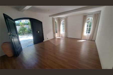 Casa à venda com 300m², 4 quartos e 6 vagas