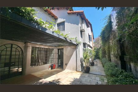 Casa à venda com 300m², 4 quartos e 6 vagas