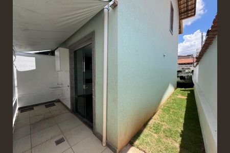 Área privativa com serviço de casa à venda com 2 quartos, 70m² em Santa Terezinha, Belo Horizonte