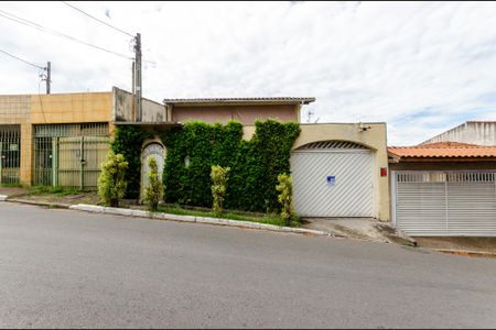 Casa à venda com 350m², 5 quartos e 3 vagasFachada