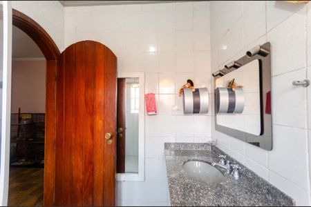 Casa à venda com 350m², 5 quartos e 3 vagasSuíte 1 - Banheiro