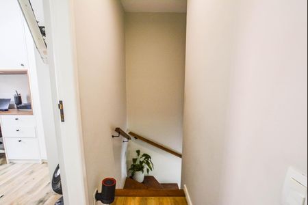 Casa de condomínio à venda com 69m², 2 quartos e 1 vagaEscada